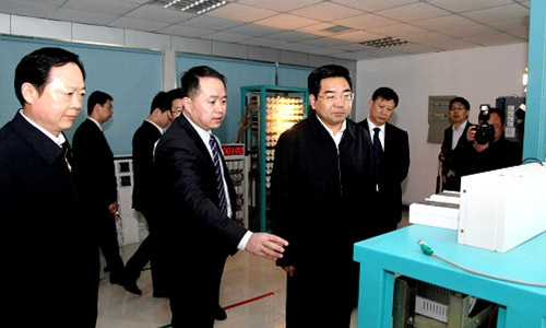 董事长杨维国向连维良书记详细介绍电控产品